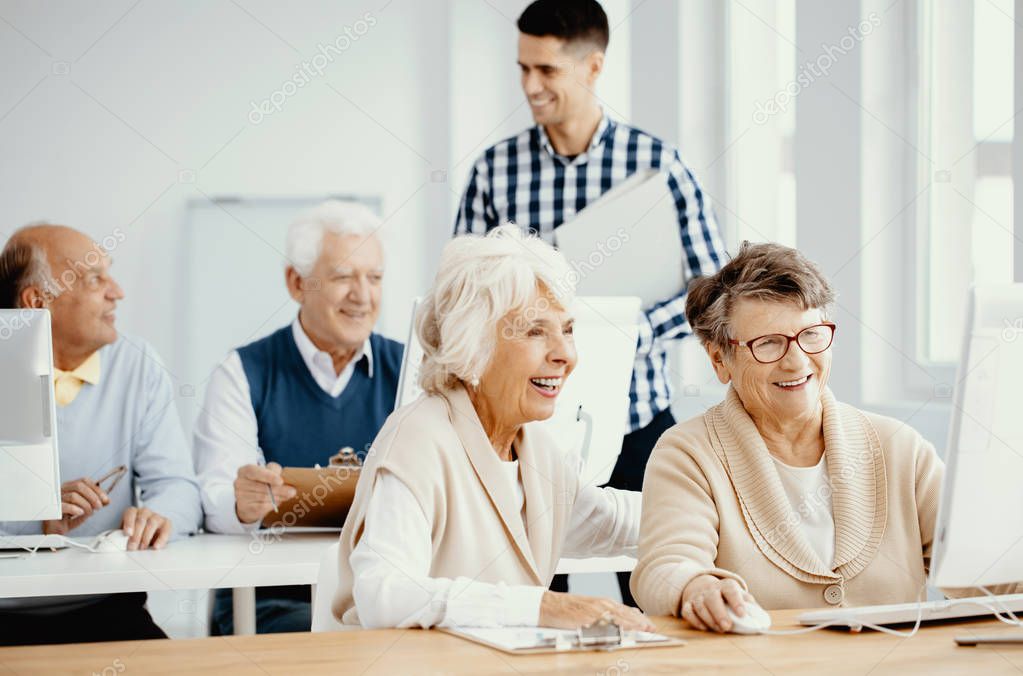 Séniore accompagnée pour utiliser une tablette numérique à domicile