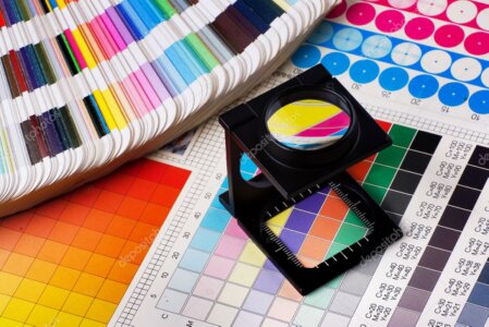 Exemples de maquettes graphiques imprimées et contrôlées avant tirage