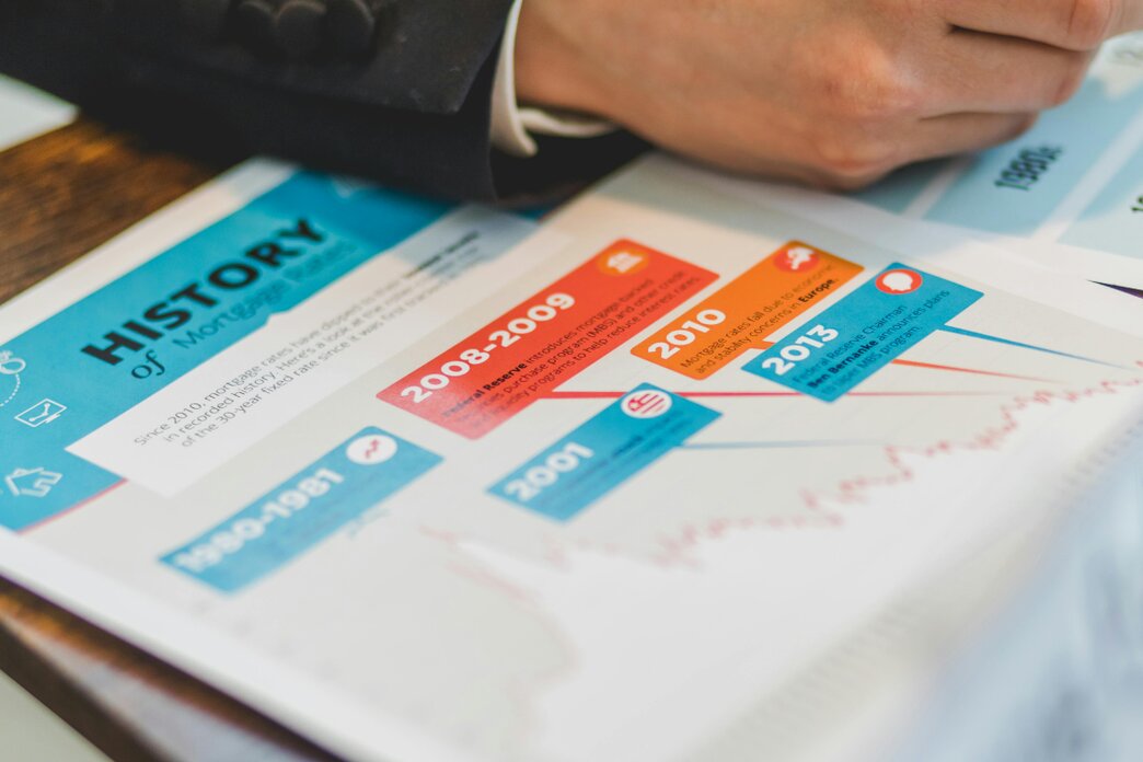Graphiste disposant des maquettes de flyers et affiches sur un bureau
