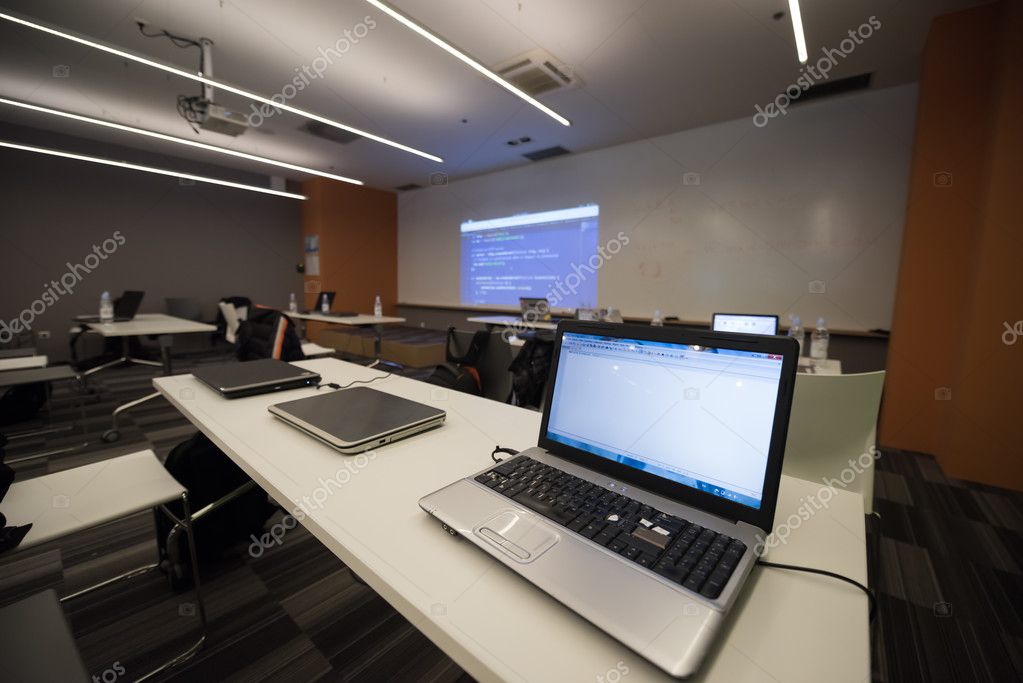 Atelier d’informatique avec ordinateurs rétro et participants