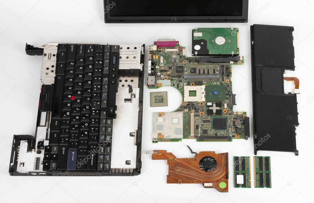 Composants PC rétro disposés sur une table