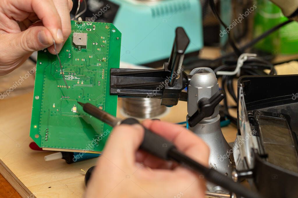 Plan de travail de réparation informatique avec outils et cartes électroniques