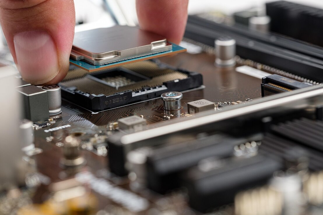 Carte mère Socket 7 au format ATX posée sur un plan de travail